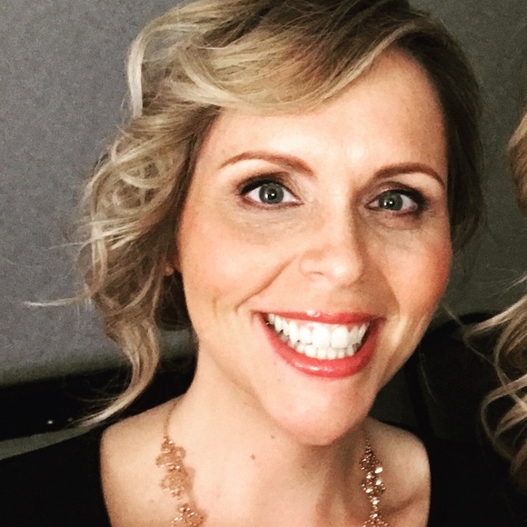 Profile Picture of Courtney Oetjen (@colooe) on Poshmark