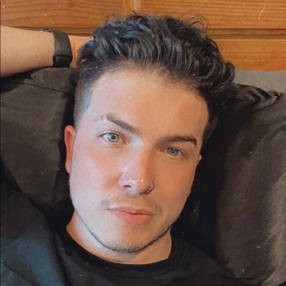 Profile Picture of Evan Nicholson (@evnicholson3) on Poshmark