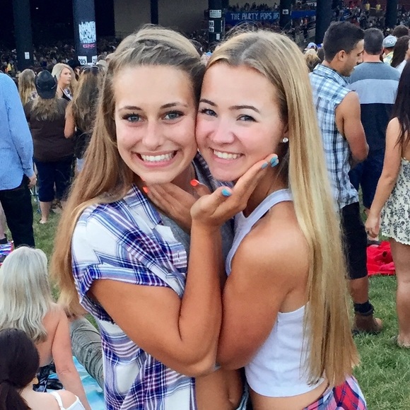 Rebecca Uhrich - Poshmark Profile Picture of Rebecca Uhrich (@rebeccauhrich) on Poshmark