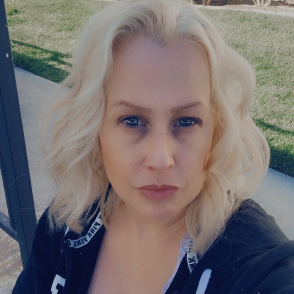 Profile Picture of Holly Newling (@hollynewling) on Poshmark