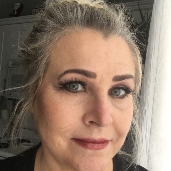 Profile Picture of Lorna Conley (@lconley9) on Poshmark