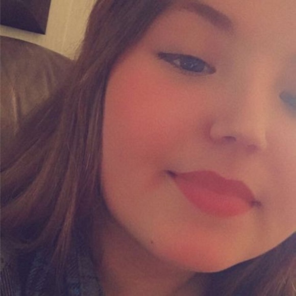Profile Picture of Emalee Borntrager (@emaleeborntrage) on Poshmark