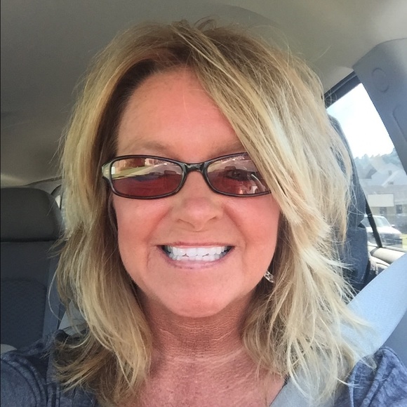Profile Picture of Lisa Hannah (@lisalynn1964) on Poshmark