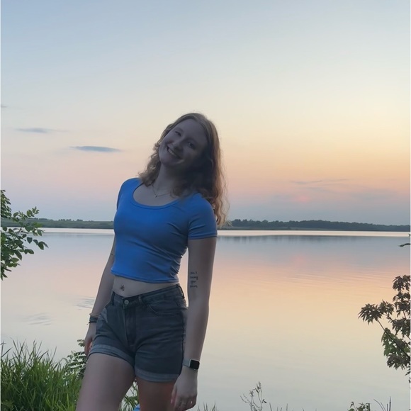Profile Picture of Becca Perschall (@becper2023) on Poshmark