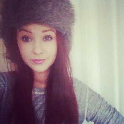 Profile Picture of Charlotte X (@char_alice_mol) on Twitter