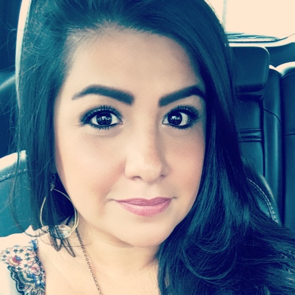 Profile Picture of Bettu Shankles (@ilovemyboys0413) on Poshmark