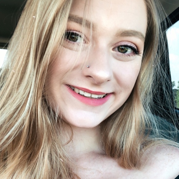 Profile Picture of Amber Hanning (@ahanning25) on Poshmark