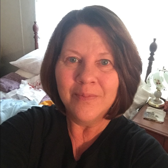 Profile Picture of Julia Tyree (@jtblue) on Poshmark