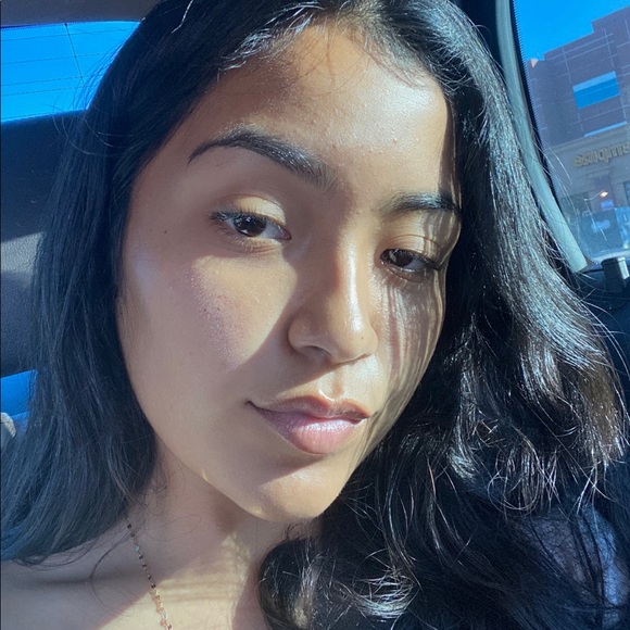 Profile Picture of Amity Ramirez (@eyeeeui) on Poshmark