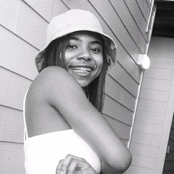 Profile Picture of Danielle Rivers (@simply_danni) on Poshmark