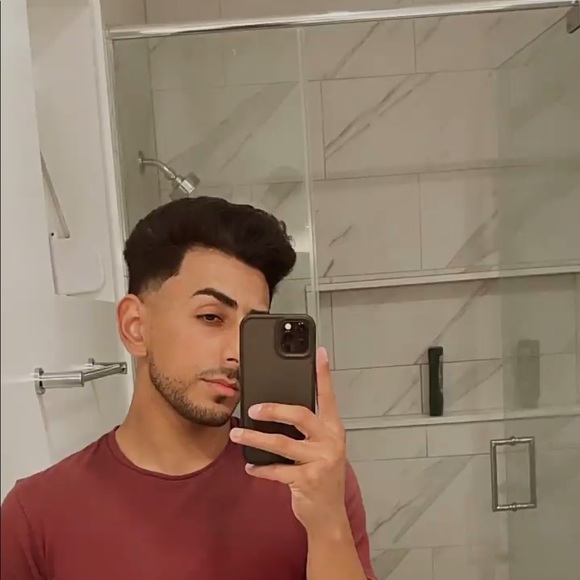 Profile Picture of Ariel Ayala (@arielavhs35) on Poshmark
