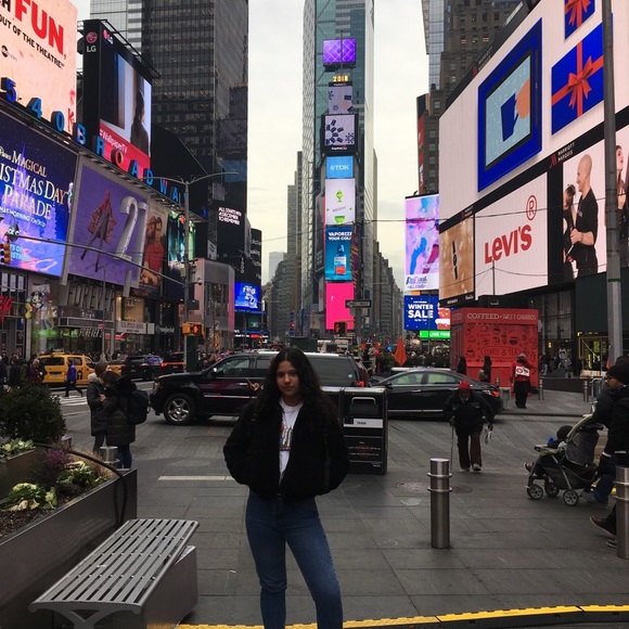 Profile Picture of Alexia Fontela (@alexiafontela) on Poshmark