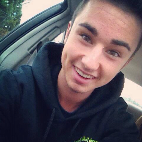 Profile Picture of Zachary Dumont (@xxzach15xx) on Poshmark