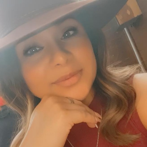 Profile Picture of Myrna Salas (@myrnies) on Poshmark