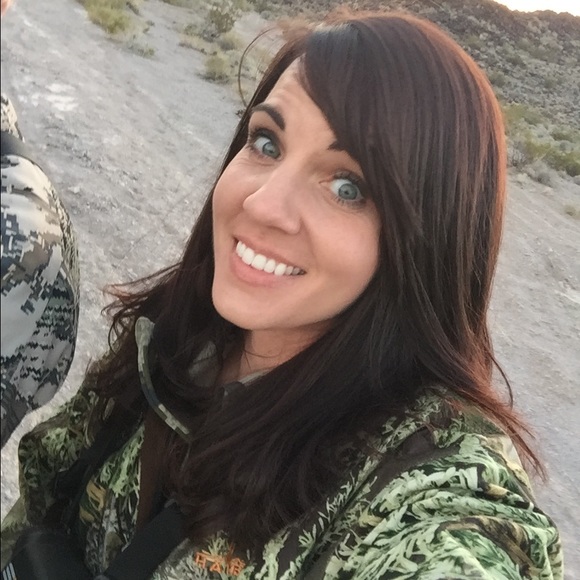 Profile Picture of Carolyn Harvey (@charveyrun) on Poshmark