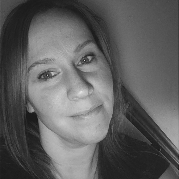 Profile Picture of Erin Decker (@idunno1) on Poshmark