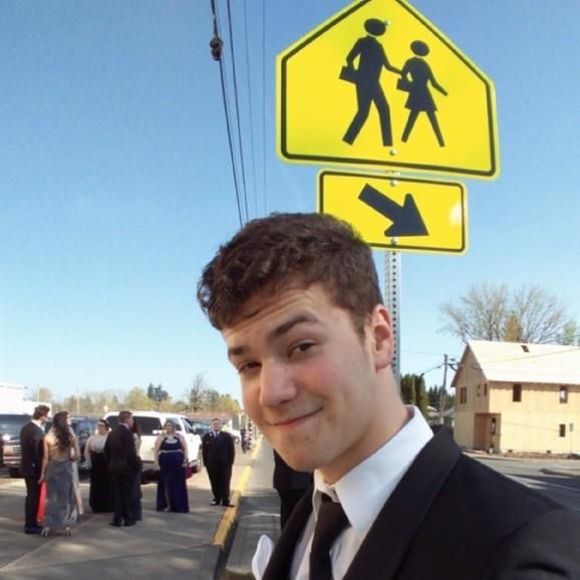 Profile Picture of Alex Logsdon (@alexlogsdon) on Poshmark