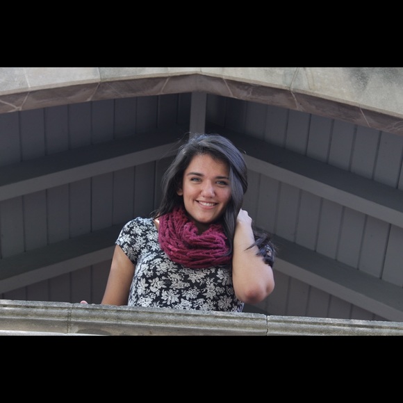 Profile Picture of Hollie Matthews (@hollieee_m) on Poshmark