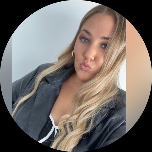 Profile Picture of Emily Wyatt (@emwyatt1996) on Poshmark