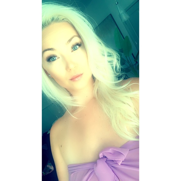 Profile Picture of Carly Barry (@carlybarry1776) on Poshmark