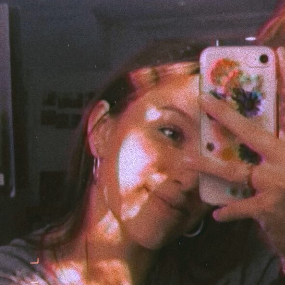 Profile Picture of Julia Haviland (@julia_haviland) on Poshmark