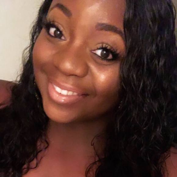 Profile Picture of Sade Moore (@salmoore) on Poshmark