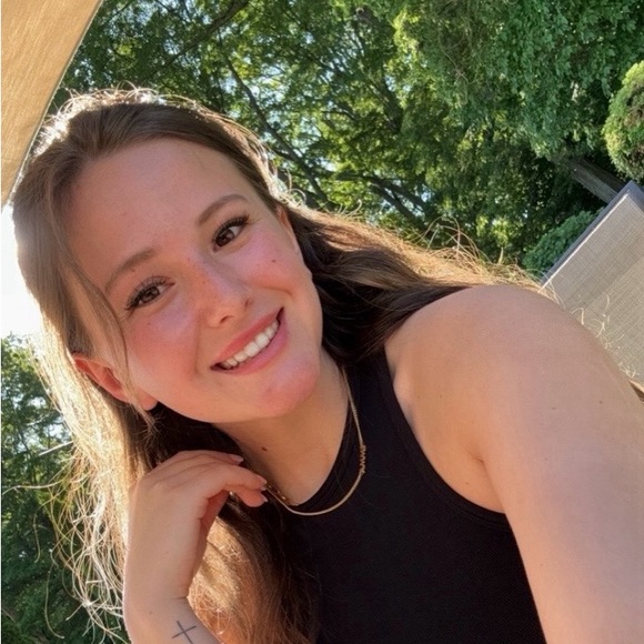 Profile Picture of Emma Barbarise (@emma_barbarise) on Poshmark