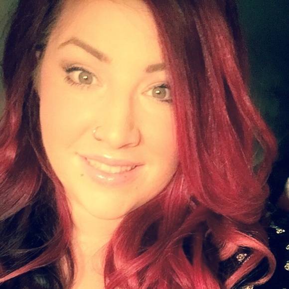 Profile Picture of Sam Wall (@sammiemary88) on Poshmark