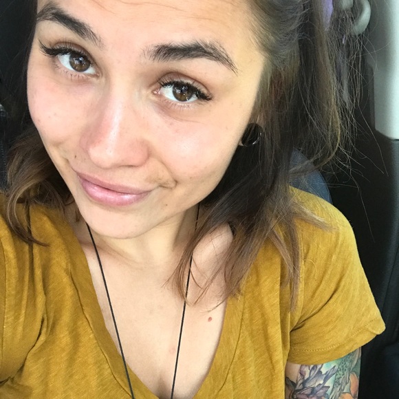 Profile Picture of Jessica Schroeder (@hey_itsjess) on Poshmark