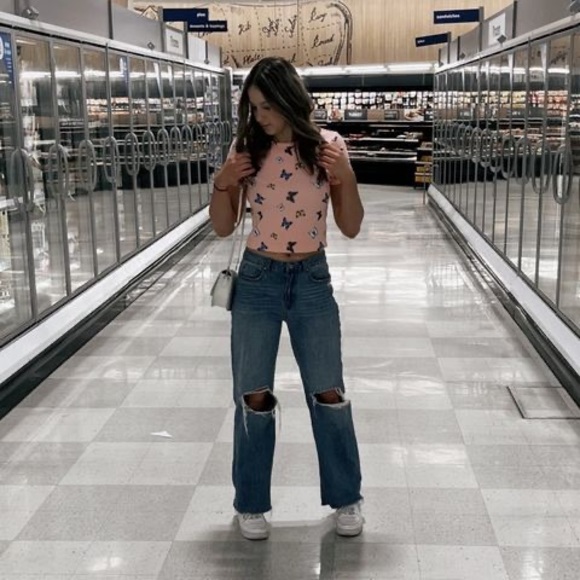 Profile Picture of Emily Aabye (@emilyaabye14) on Poshmark