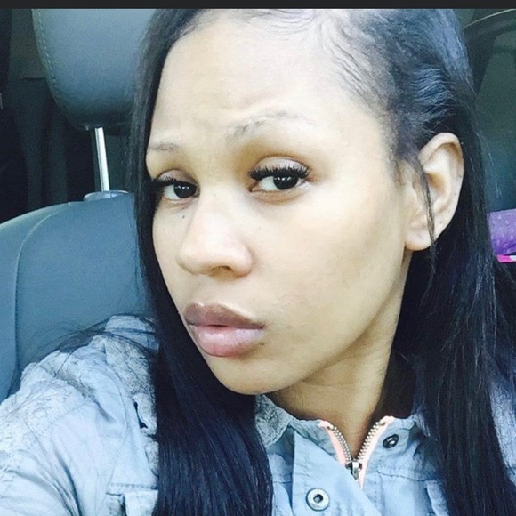 Profile Picture of Robin Hurd (@robinmonique06) on Poshmark