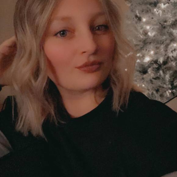 Profile Picture of Ashley Mewes (@xoamewes) on Poshmark