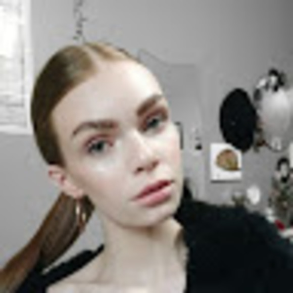 Profile Picture of Amanda Bunting (@amandabunting) on Poshmark