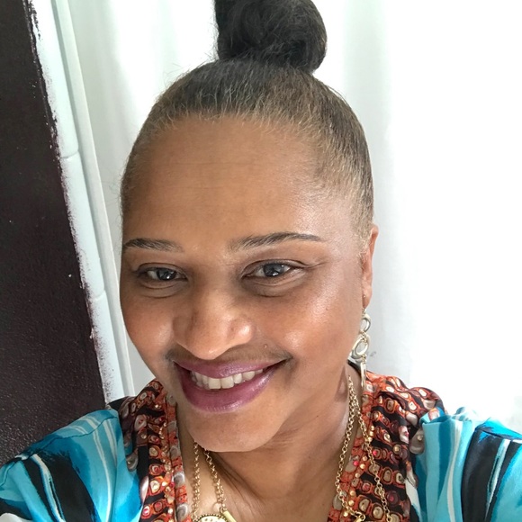 Profile Picture of Lisa Hirsch-ross (@lisahirschross) on Poshmark