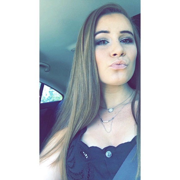 Profile Picture of Danielle Pullen (@itsdaniellle1) on Poshmark