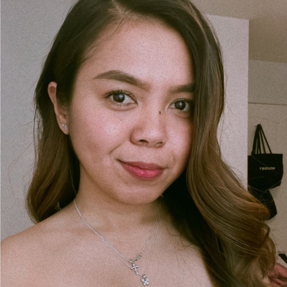 Profile Picture of Niphamae Elnas (@niphamaeelnas) on Poshmark