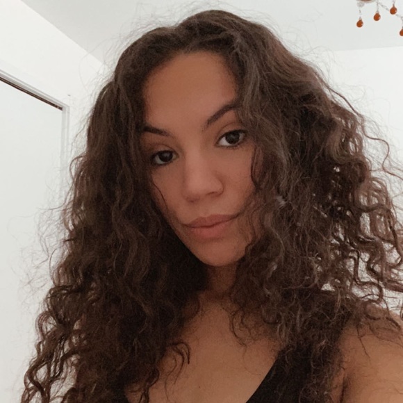 Profile Picture of Gianna Posimato (@gposimato) on Poshmark