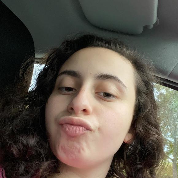 Profile Picture of Stephanie Soricillo (@ssoricillo) on Poshmark