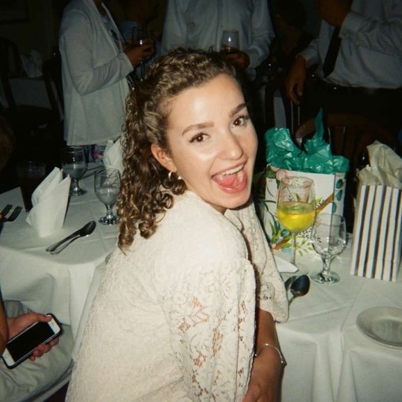 Profile Picture of Abigail Gulbronson (@agulbronson534) on Poshmark