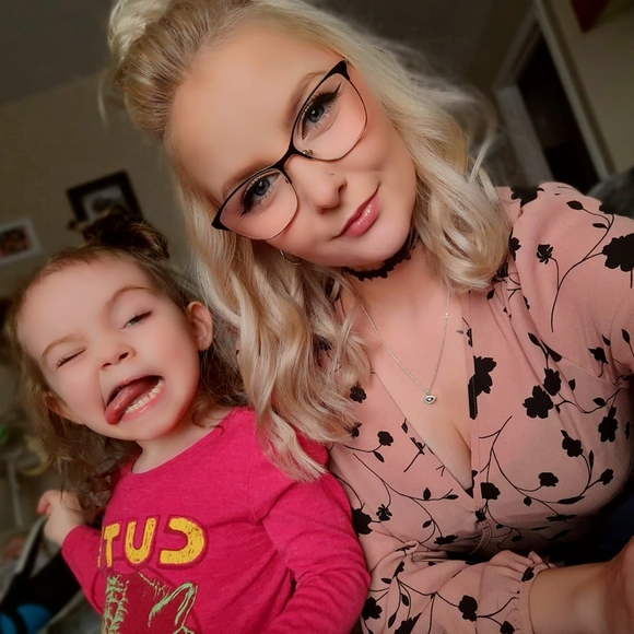 Profile Picture of Mandi Thornton (@mama_t_h) on Poshmark