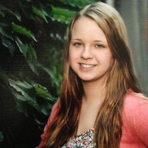 Profile Picture of Rayelle Neuhaus (@rayellemarie13) on Poshmark