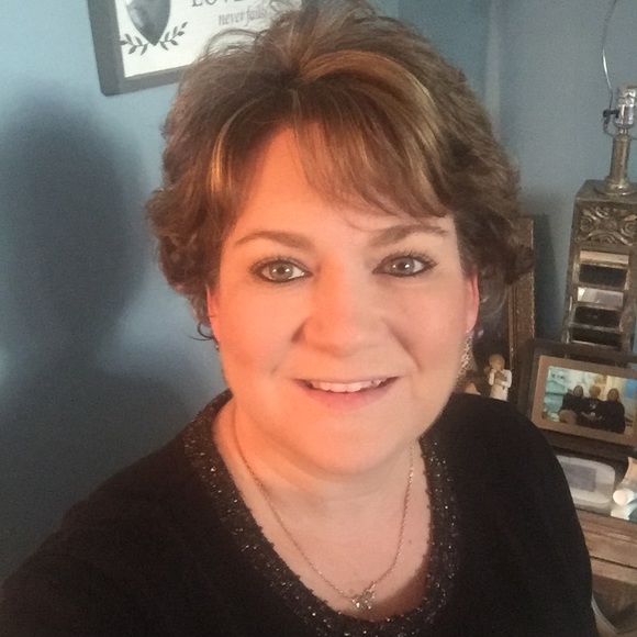 Profile Picture of Lisa Enge (@ecenge) on Poshmark