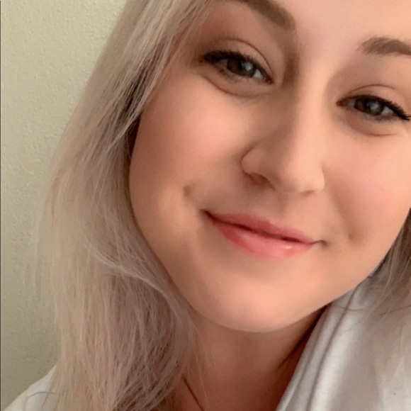 Profile Picture of Hannah Engstrom (@halexx17) on Poshmark