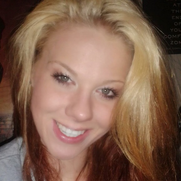 Profile Picture of Stephanie Bruce (@stephaniebruce) on Poshmark