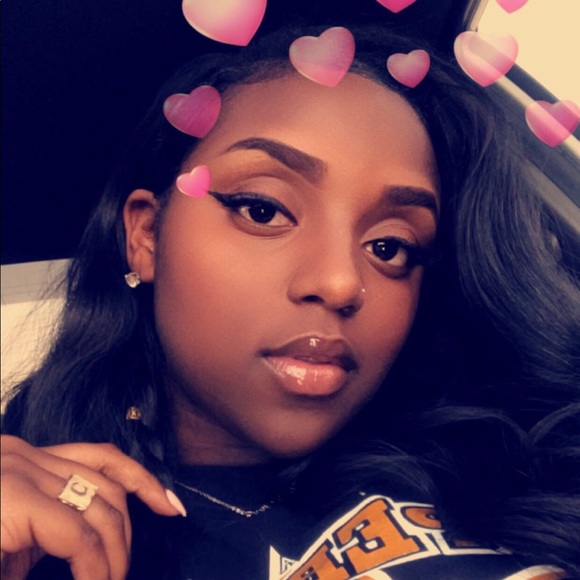 Profile Picture of Alyson Dugar (@alysondugar) on Poshmark