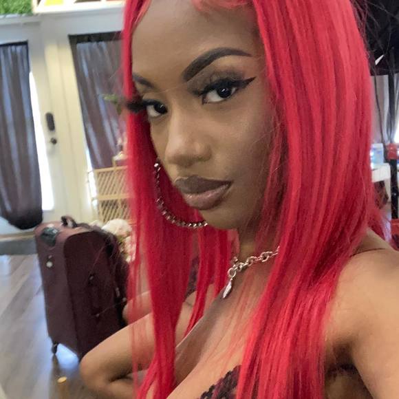 Profile Picture of Ajolae Thompson (@ajolaet) on Poshmark