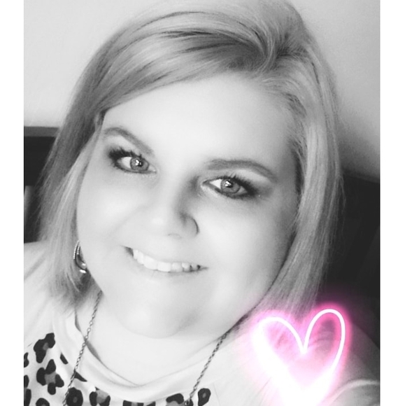 Profile Picture of Amanda Hostetler (@thumper1403) on Poshmark