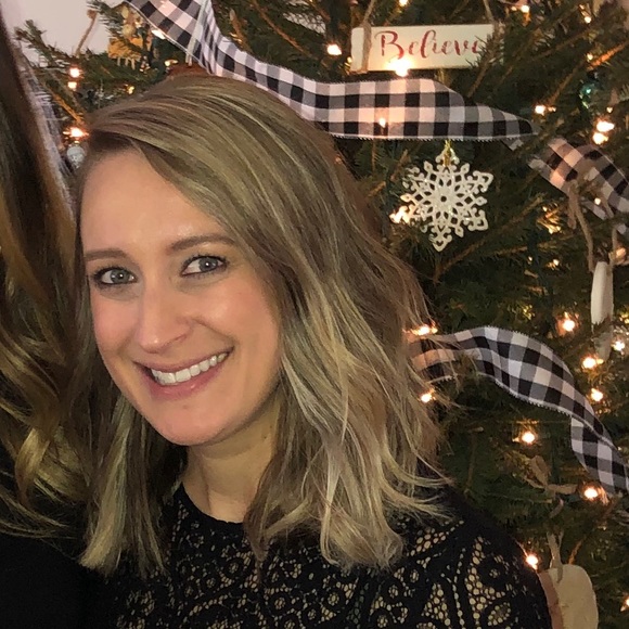 Profile Picture of Nicole Colaneri (@ncolaneri) on Poshmark