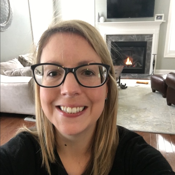 Profile Picture of Erica Pondillo (@eribass) on Poshmark