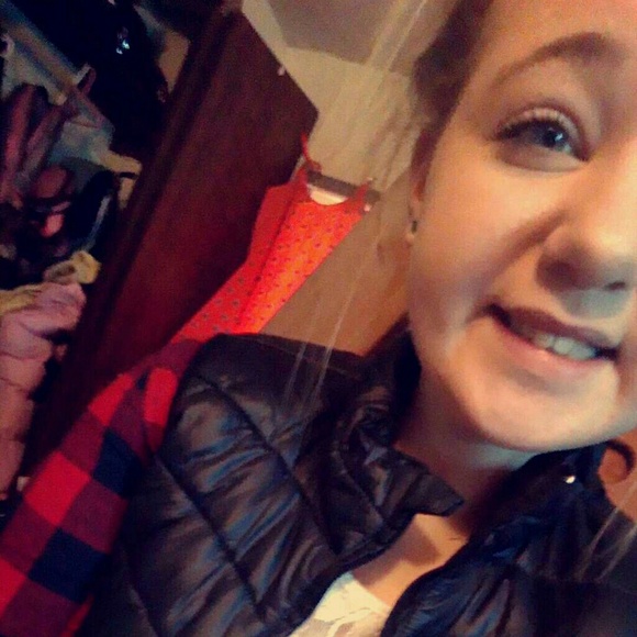 Profile Picture of Bree Obert (@breeannobert27) on Poshmark